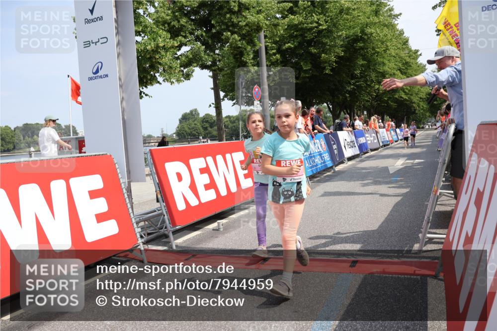 15.06.2025 - REWE Women's Run Strokosch-Dieckow http://msf.ph/oto/7944959 15.06.2025 11:36:46 Ziel 134, 193, 194, 247, 248, 279, 307 meine-sportfotos.de