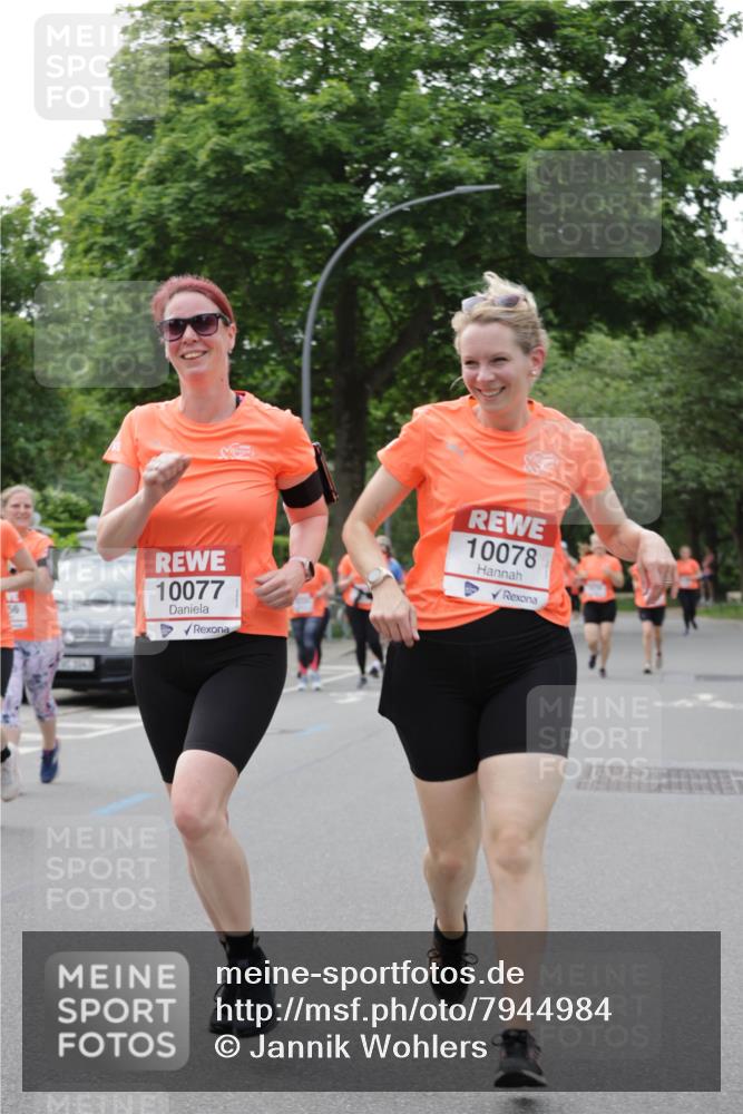 15.06.2025 - REWE Women's Run Jannik Wohlers http://msf.ph/oto/7944984 15.06.2025 08:29:34 Laufen 10077, 10078 meine-sportfotos.de