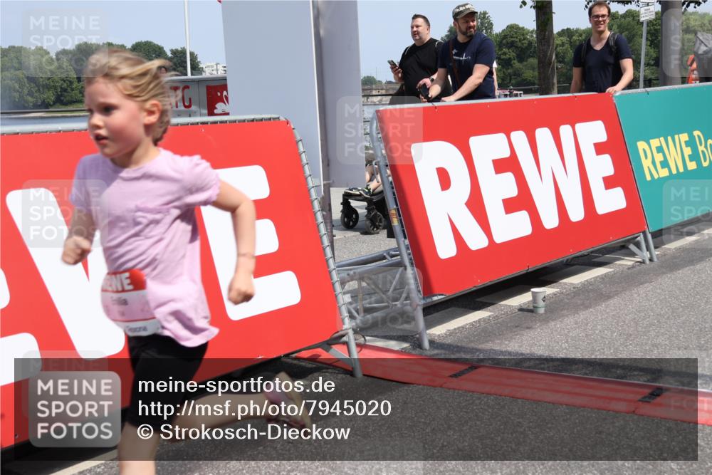 15.06.2025 - REWE Women's Run Strokosch-Dieckow http://msf.ph/oto/7945020 15.06.2025 11:36:53 Ziel 194, 247, 248, 317 meine-sportfotos.de