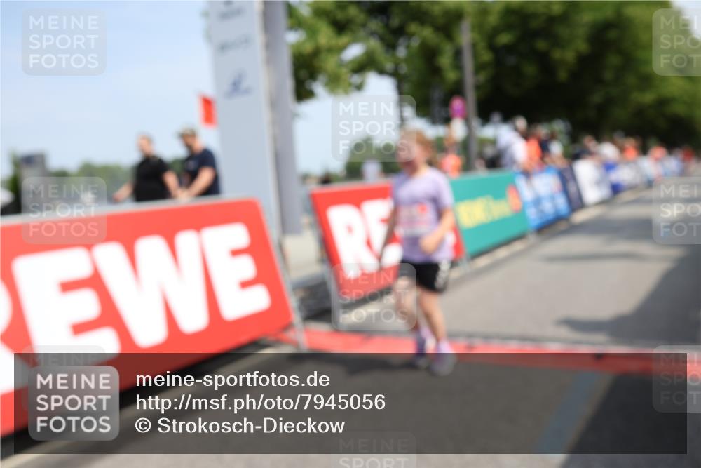 15.06.2025 - REWE Women's Run Strokosch-Dieckow http://msf.ph/oto/7945056 15.06.2025 11:36:55 Ziel 194, 317 meine-sportfotos.de