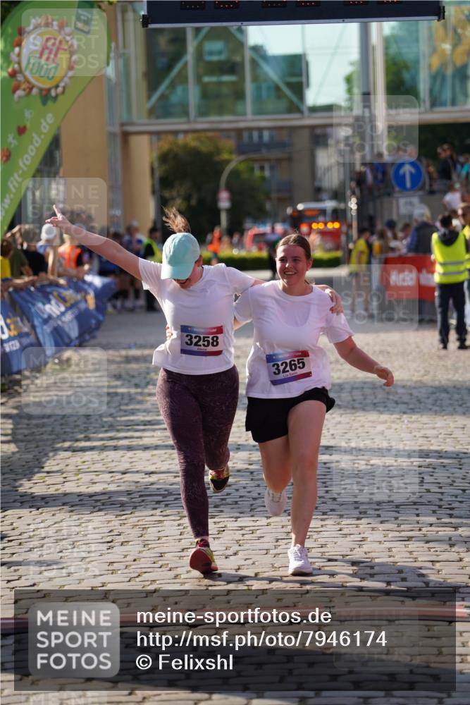 13.06.2025 - Holstenköstenlauf Felixshl http://msf.ph/oto/7946174 13.06.2025 18:12:21 Laufen 3258, 3265 meine-sportfotos.de