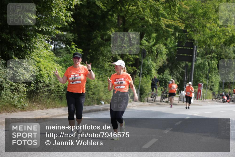 15.06.2025 - REWE Women's Run Jannik Wohlers http://msf.ph/oto/7946575 15.06.2025 10:21:18 Laufen 5516, 5519 meine-sportfotos.de