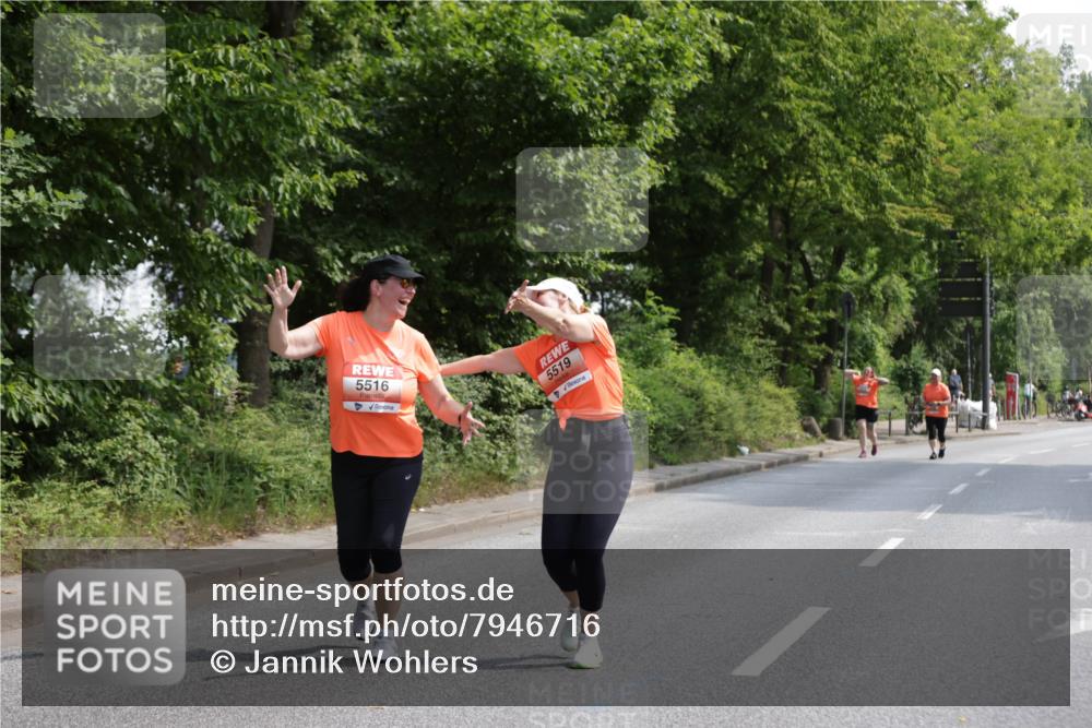 15.06.2025 - REWE Women's Run Jannik Wohlers http://msf.ph/oto/7946716 15.06.2025 10:21:23 Laufen 5516, 5519 meine-sportfotos.de