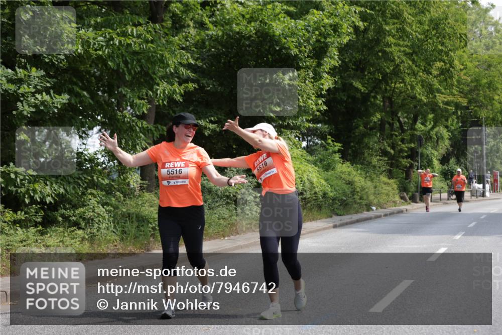 15.06.2025 - REWE Women's Run Jannik Wohlers http://msf.ph/oto/7946742 15.06.2025 10:21:23 Laufen 5516, 5519 meine-sportfotos.de