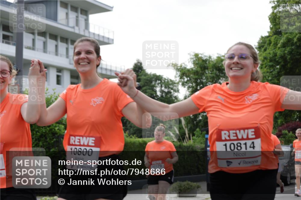 15.06.2025 - REWE Women's Run Jannik Wohlers http://msf.ph/oto/7948686 15.06.2025 08:31:11 Laufen 10800, 10179, 10814, 10741 meine-sportfotos.de