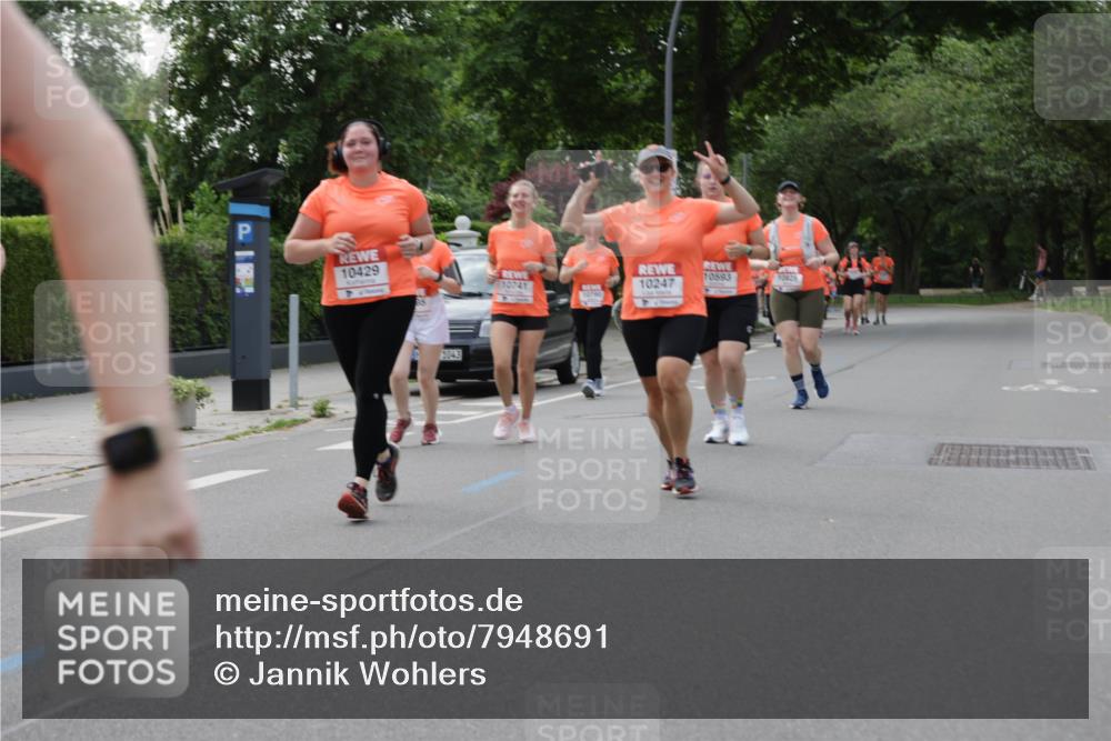 15.06.2025 - REWE Women's Run Jannik Wohlers http://msf.ph/oto/7948691 15.06.2025 08:31:11 Laufen 10429, 1043, 10741, 10593, 10247, 10828 meine-sportfotos.de