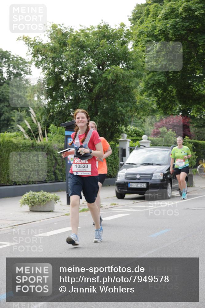 15.06.2025 - REWE Women's Run Jannik Wohlers http://msf.ph/oto/7949578 15.06.2025 08:31:59 Laufen 10533, 1043, 10694 meine-sportfotos.de