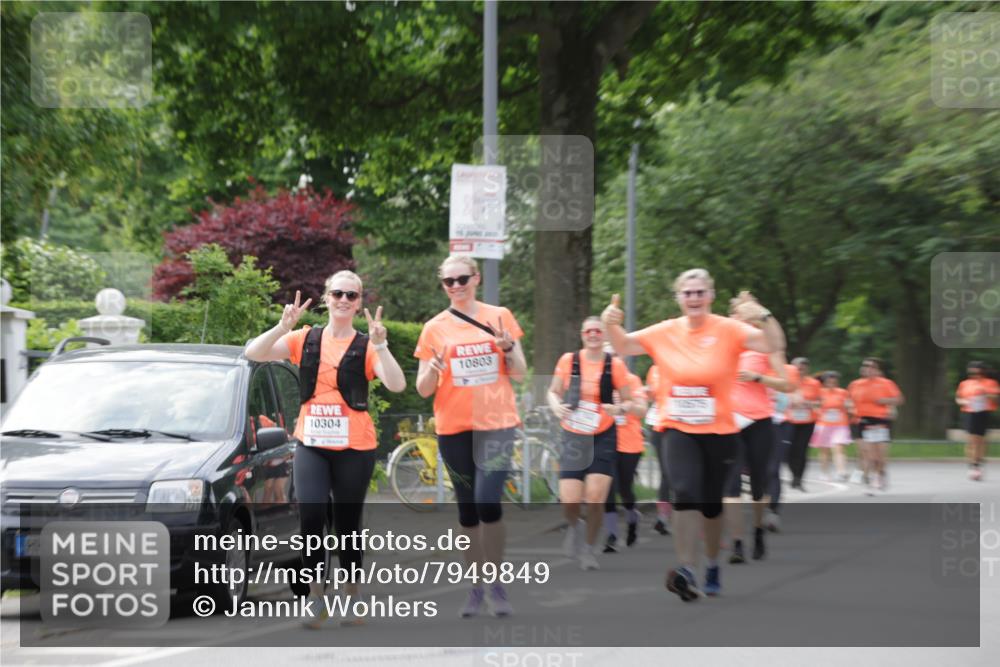 15.06.2025 - REWE Women's Run Jannik Wohlers http://msf.ph/oto/7949849 15.06.2025 08:32:13 Laufen 10304, 10803 meine-sportfotos.de
