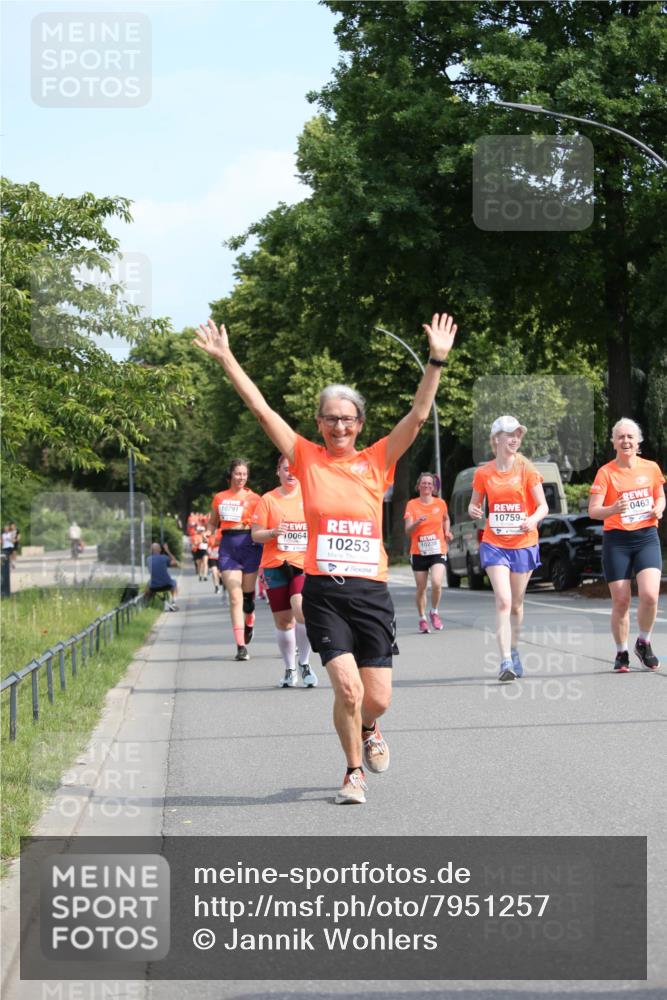 15.06.2025 - REWE Women's Run Jannik Wohlers http://msf.ph/oto/7951257 15.06.2025 09:50:30 Laufen 10759, 0463, 10253, 10238, 10791, 0064 meine-sportfotos.de