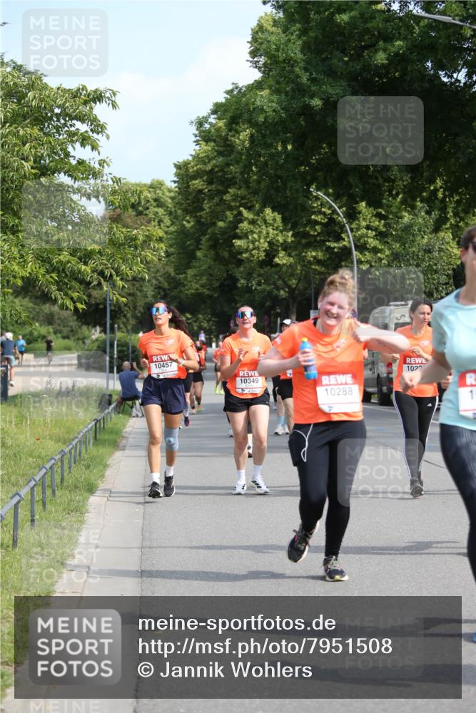 15.06.2025 - REWE Women's Run Jannik Wohlers http://msf.ph/oto/7951508 15.06.2025 09:50:57 Laufen 10457, 1022, 10349, 10288 meine-sportfotos.de