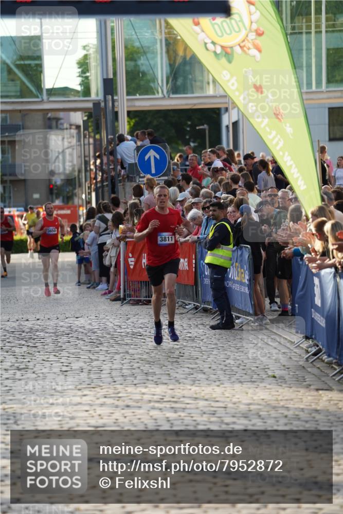 13.06.2025 - Holstenköstenlauf Felixshl http://msf.ph/oto/7952872 13.06.2025 19:42:12 Laufen 3213, 3811 meine-sportfotos.de