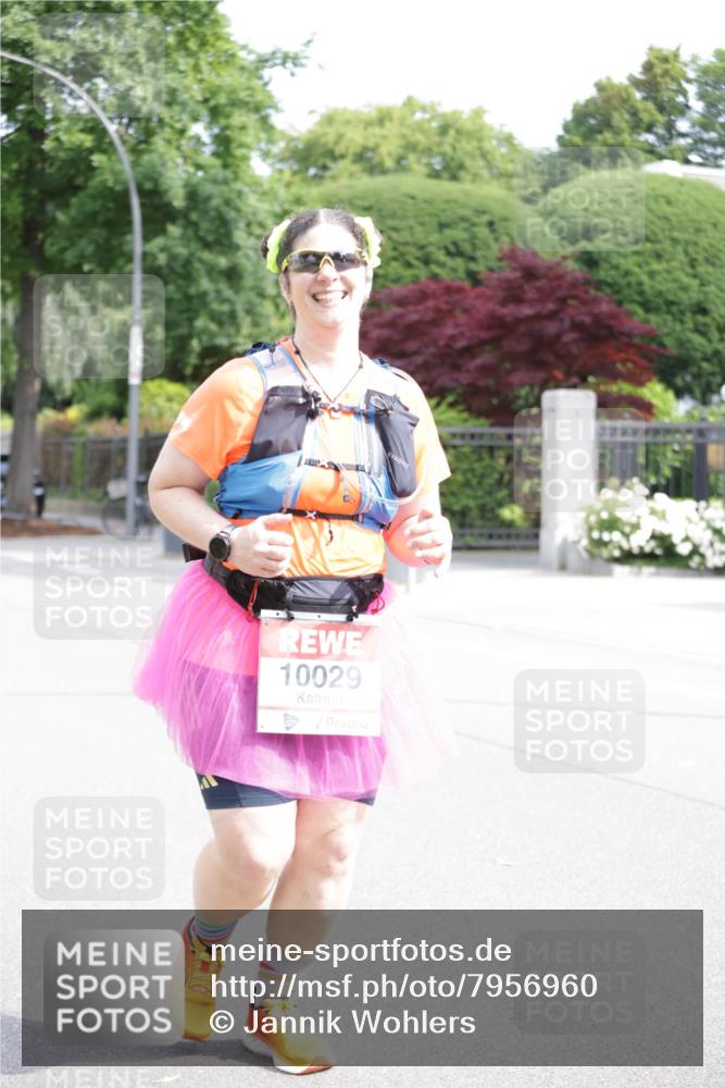 15.06.2025 - REWE Women's Run Jannik Wohlers http://msf.ph/oto/7956960 15.06.2025 09:14:19 Laufen 10029 meine-sportfotos.de