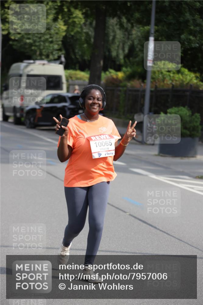 15.06.2025 - REWE Women's Run Jannik Wohlers http://msf.ph/oto/7957006 15.06.2025 09:14:28 Laufen 10065 meine-sportfotos.de