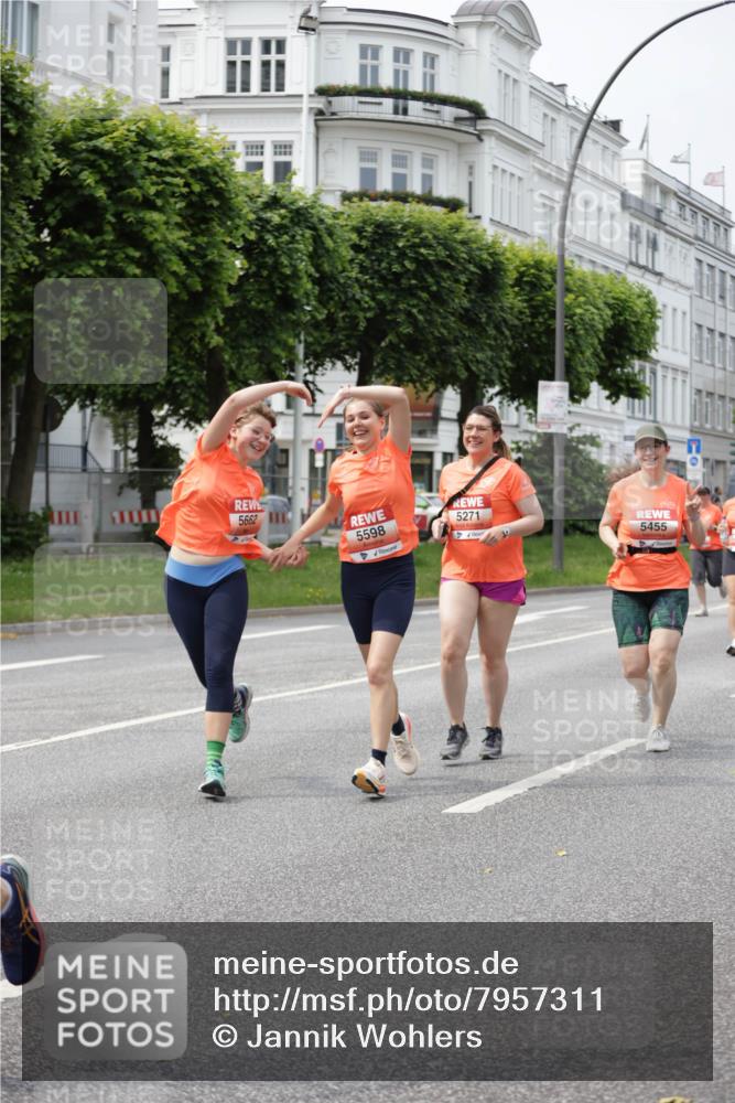 15.06.2025 - REWE Women's Run Jannik Wohlers http://msf.ph/oto/7957311 15.06.2025 09:43:58 Laufen 5662, 5271, 5598, 5455 meine-sportfotos.de