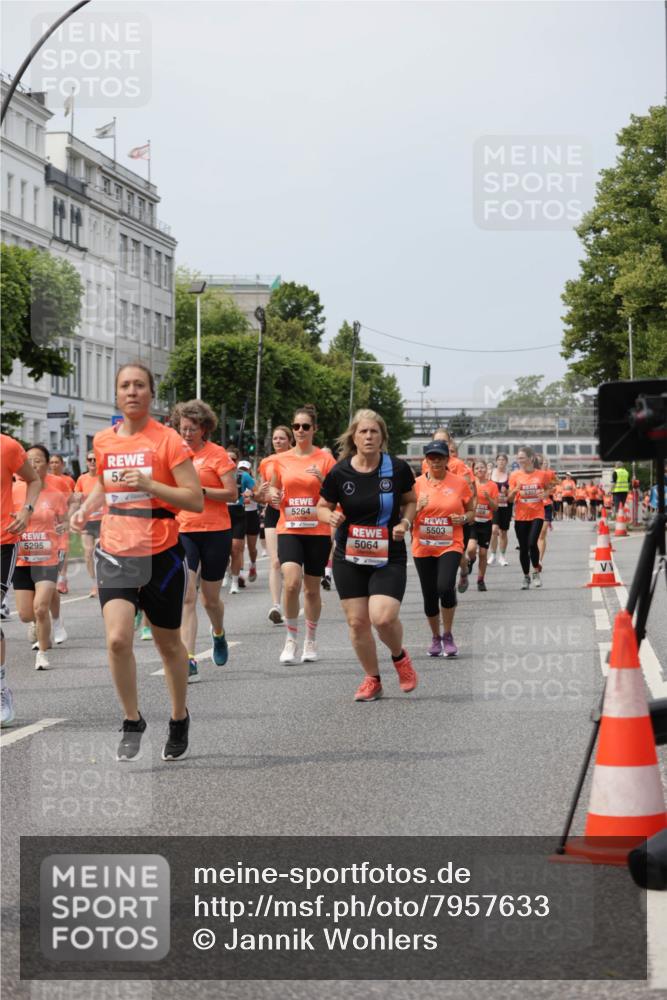 15.06.2025 - REWE Women's Run Jannik Wohlers http://msf.ph/oto/7957633 15.06.2025 09:44:07 Laufen 5295, 52, 5264, 308, 5503, 5064 meine-sportfotos.de