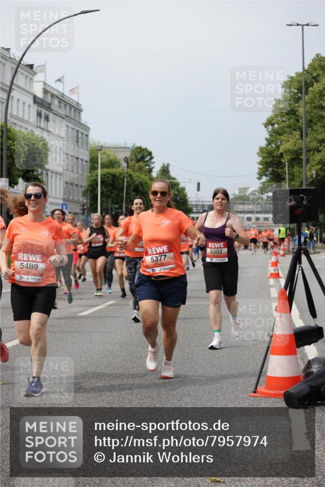 15.06.2025 - REWE Women's Run Jannik Wohlers http://msf.ph/oto/7957974 15.06.2025 09:44:15 Laufen 5489, 190, 5377, 5302 meine-sportfotos.de
