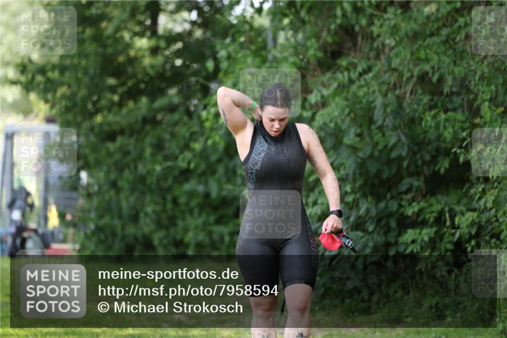 15.06.2025 - 7 Türme Triathlon Michael Strokosch http://msf.ph/oto/7958594 15.06.2025 12:40:32 Schwimmen 512, 549 meine-sportfotos.de