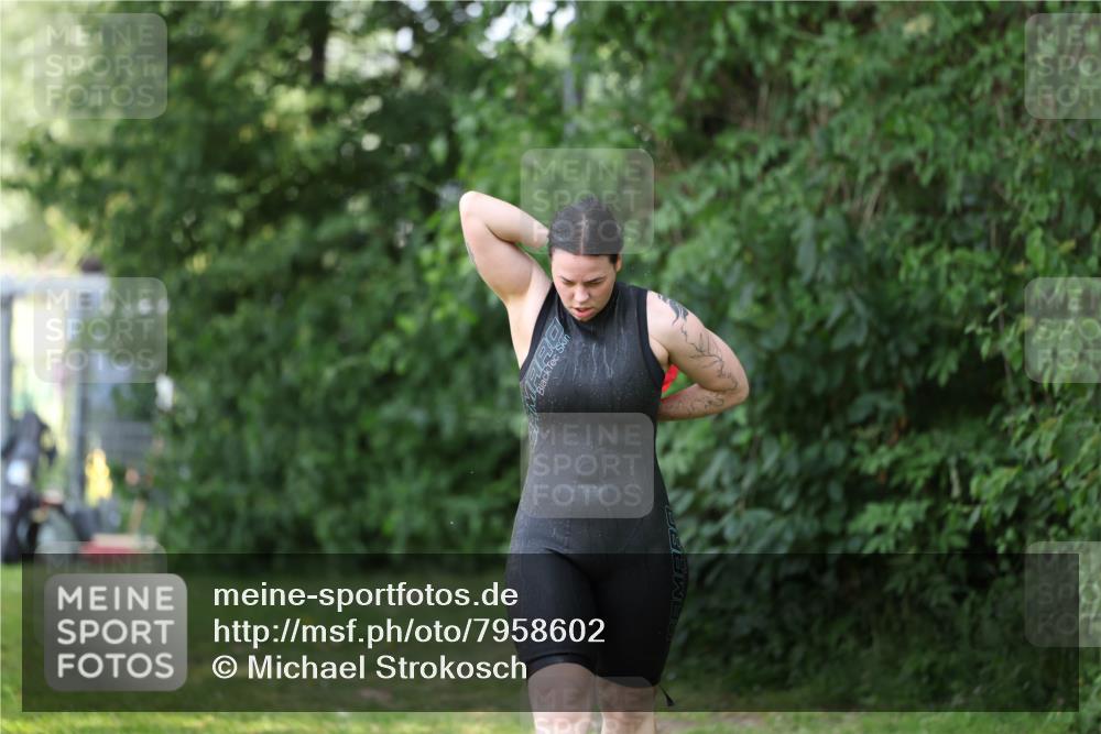 15.06.2025 - 7 Türme Triathlon Michael Strokosch http://msf.ph/oto/7958602 15.06.2025 12:40:33 Schwimmen 512, 549 meine-sportfotos.de