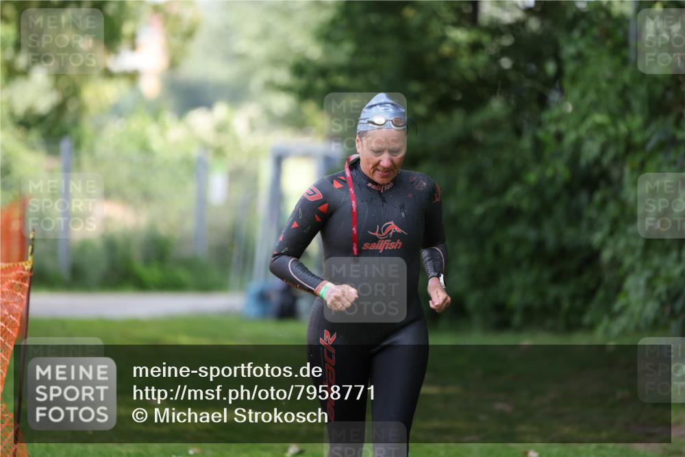 15.06.2025 - 7 Türme Triathlon Michael Strokosch http://msf.ph/oto/7958771 15.06.2025 12:41:09 Schwimmen 462, 487 meine-sportfotos.de