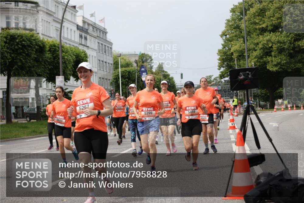 15.06.2025 - REWE Women's Run Jannik Wohlers http://msf.ph/oto/7958828 15.06.2025 09:44:36 Laufen 5620, 5267, 5408, 458, 54, 5299, 5659, 77, 5329 meine-sportfotos.de