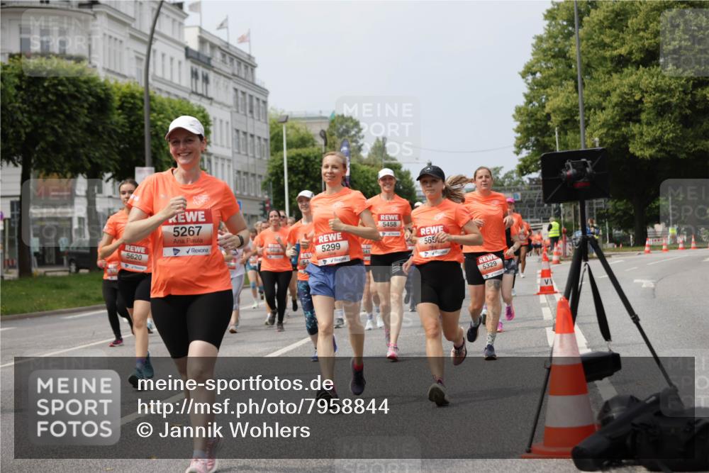 15.06.2025 - REWE Women's Run Jannik Wohlers http://msf.ph/oto/7958844 15.06.2025 09:44:36 Laufen 5620, 5267, 5408, 5299, 541, 5458, 565, 5329 meine-sportfotos.de