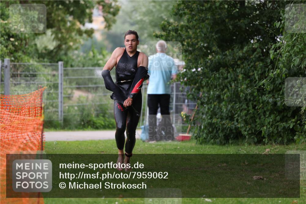 15.06.2025 - 7 Türme Triathlon Michael Strokosch http://msf.ph/oto/7959062 15.06.2025 12:05:31 Schwimmen 652 meine-sportfotos.de