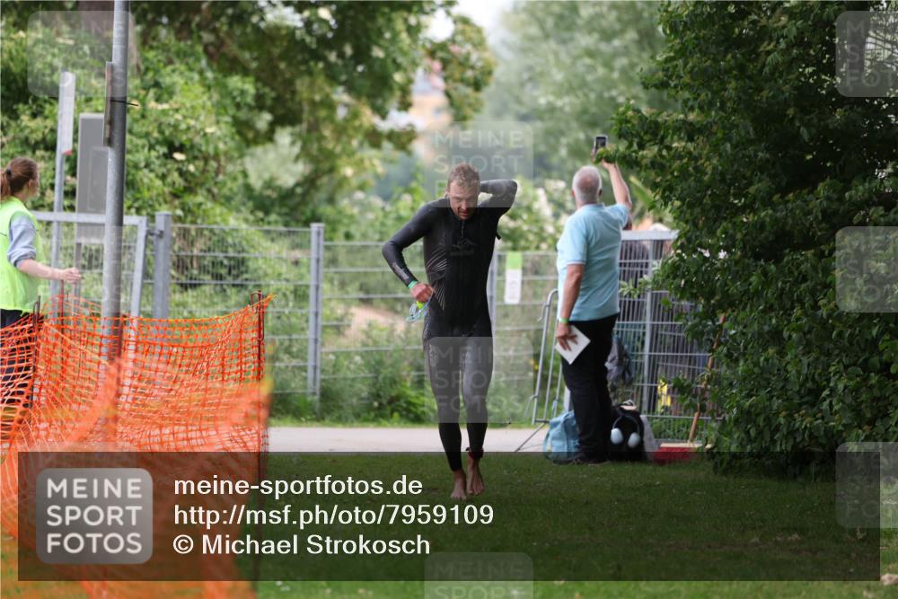 15.06.2025 - 7 Türme Triathlon Michael Strokosch http://msf.ph/oto/7959109 15.06.2025 12:07:30 Schwimmen 460, 618 meine-sportfotos.de