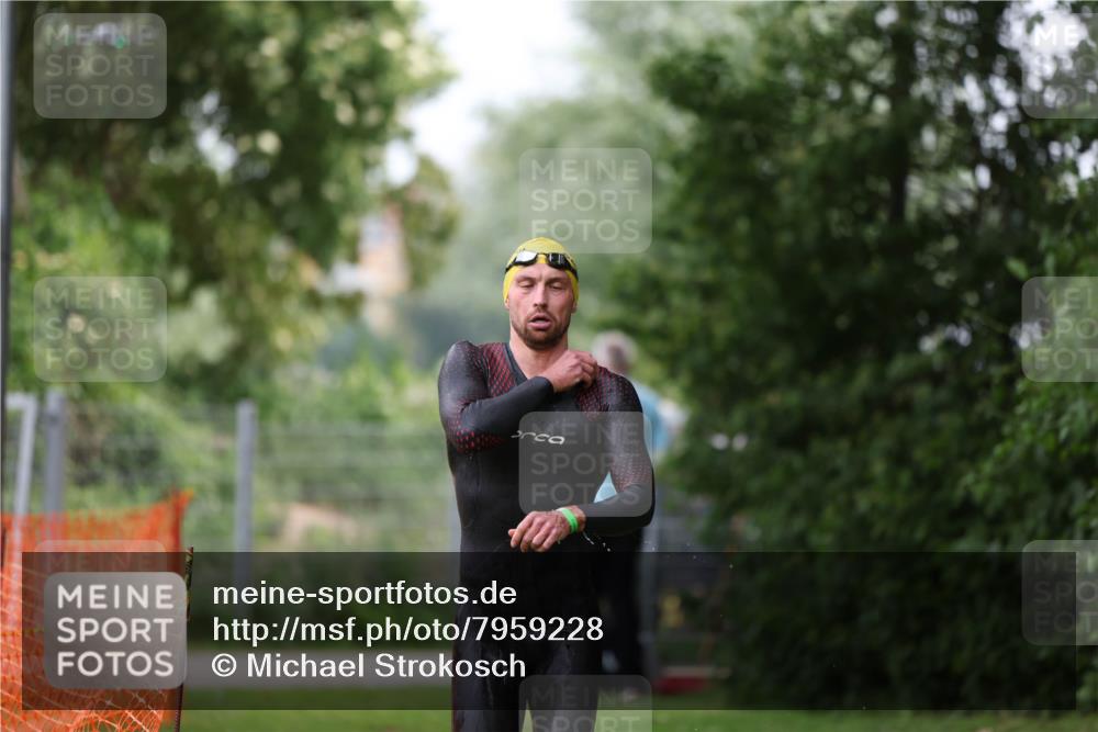 15.06.2025 - 7 Türme Triathlon Michael Strokosch http://msf.ph/oto/7959228 15.06.2025 12:07:40 Schwimmen 460, 618 meine-sportfotos.de