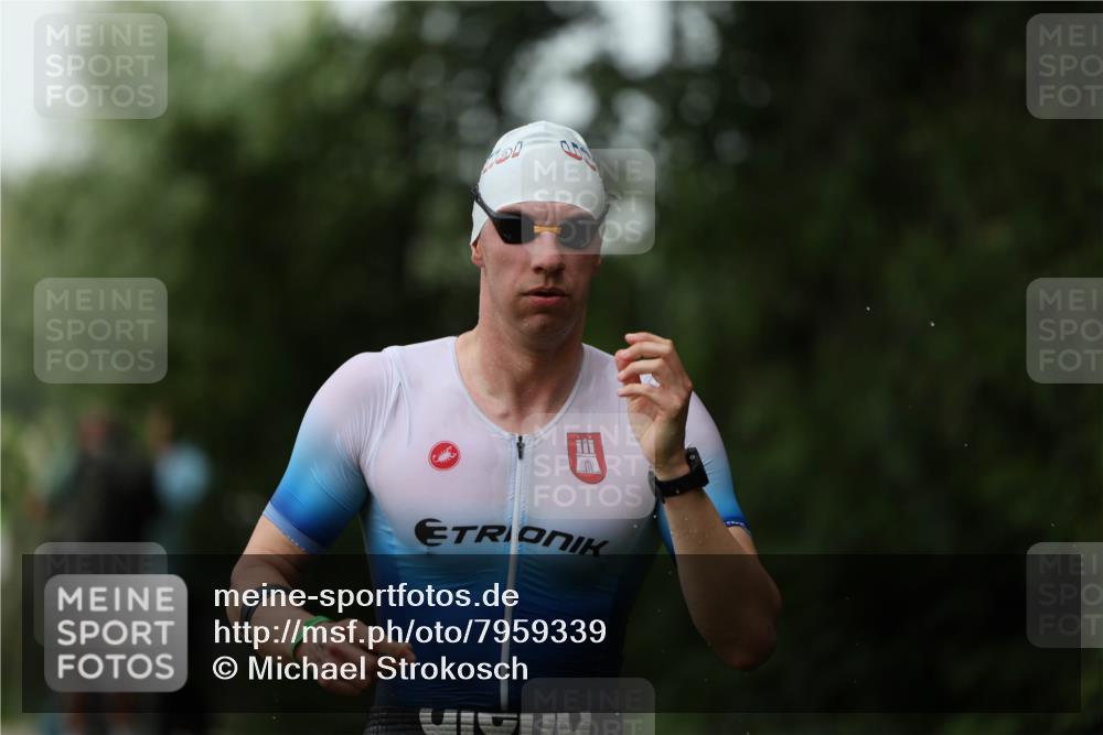 15.06.2025 - 7 Türme Triathlon Michael Strokosch http://msf.ph/oto/7959339 15.06.2025 12:09:04 Schwimmen 465, 505 meine-sportfotos.de