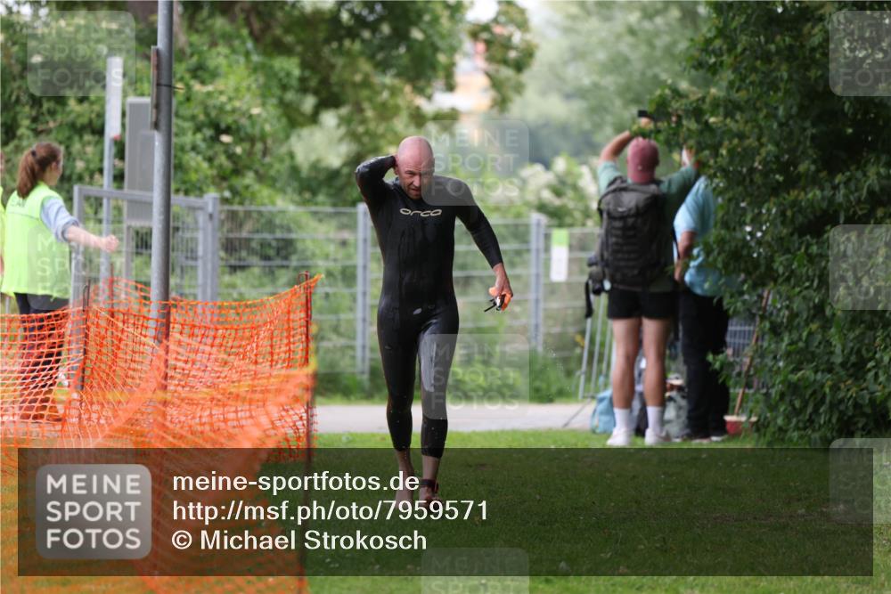 15.06.2025 - 7 Türme Triathlon Michael Strokosch http://msf.ph/oto/7959571 15.06.2025 12:10:08 Schwimmen 374, 410, 571, 602 meine-sportfotos.de