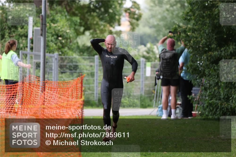 15.06.2025 - 7 Türme Triathlon Michael Strokosch http://msf.ph/oto/7959611 15.06.2025 12:10:09 Schwimmen 374, 410, 571, 602 meine-sportfotos.de