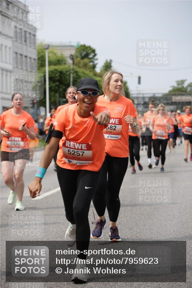 15.06.2025 - REWE Women's Run Jannik Wohlers http://msf.ph/oto/7959623 15.06.2025 09:45:02 Laufen 5430, 5257, 582 meine-sportfotos.de