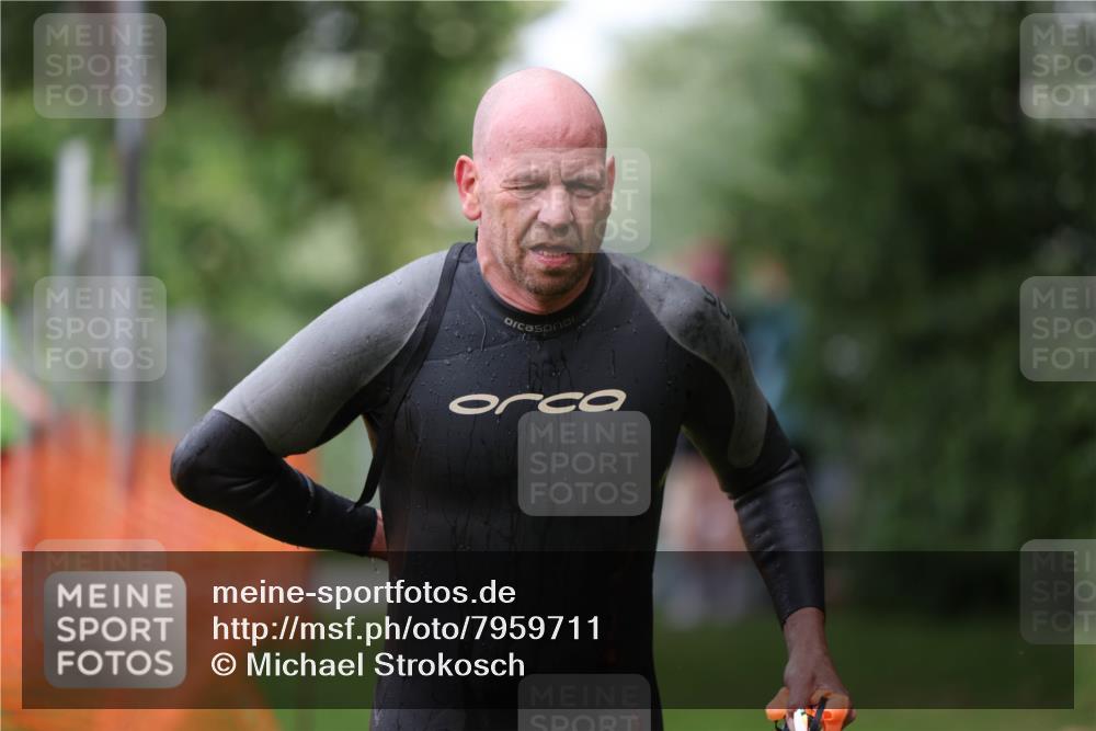 15.06.2025 - 7 Türme Triathlon Michael Strokosch http://msf.ph/oto/7959711 15.06.2025 12:10:13 Schwimmen 374, 410, 571 meine-sportfotos.de