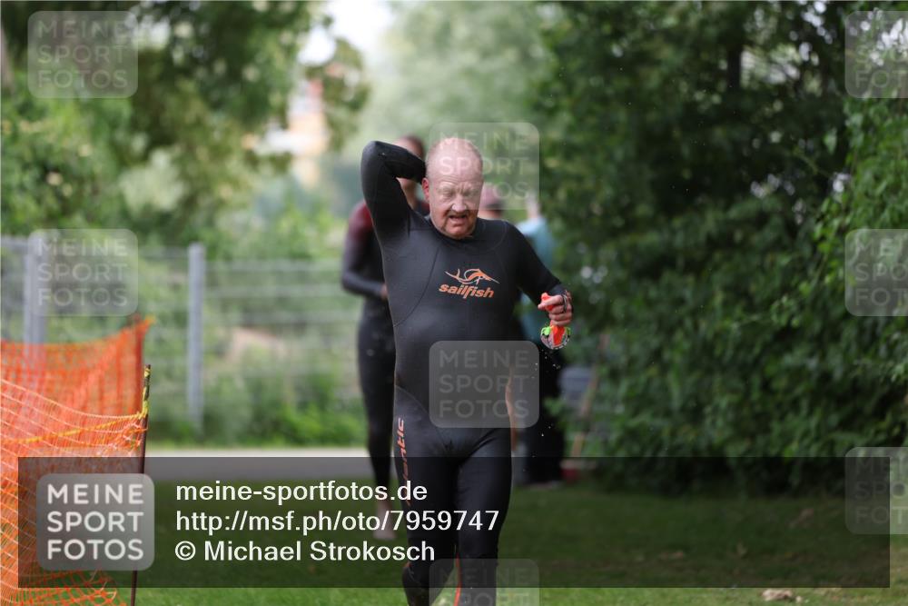 15.06.2025 - 7 Türme Triathlon Michael Strokosch http://msf.ph/oto/7959747 15.06.2025 12:10:16 Schwimmen 374, 410, 571 meine-sportfotos.de