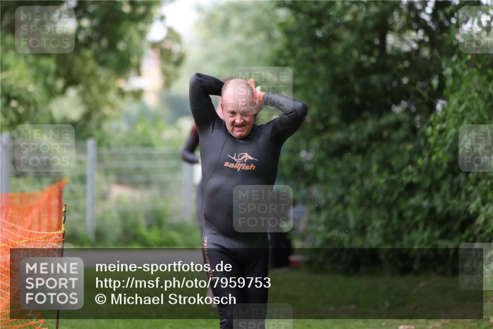 15.06.2025 - 7 Türme Triathlon Michael Strokosch http://msf.ph/oto/7959753 15.06.2025 12:10:17 Schwimmen 374, 410, 571 meine-sportfotos.de