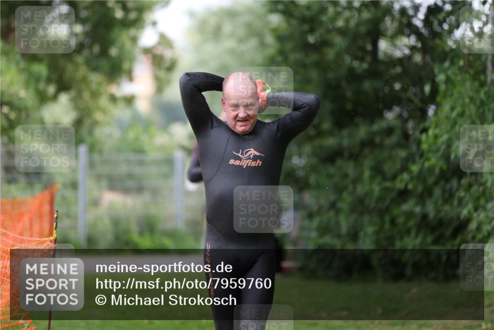 15.06.2025 - 7 Türme Triathlon Michael Strokosch http://msf.ph/oto/7959760 15.06.2025 12:10:17 Schwimmen 374, 410, 571 meine-sportfotos.de