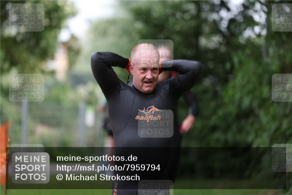 15.06.2025 - 7 Türme Triathlon Michael Strokosch http://msf.ph/oto/7959794 15.06.2025 12:10:18 Schwimmen 374, 410, 571 meine-sportfotos.de
