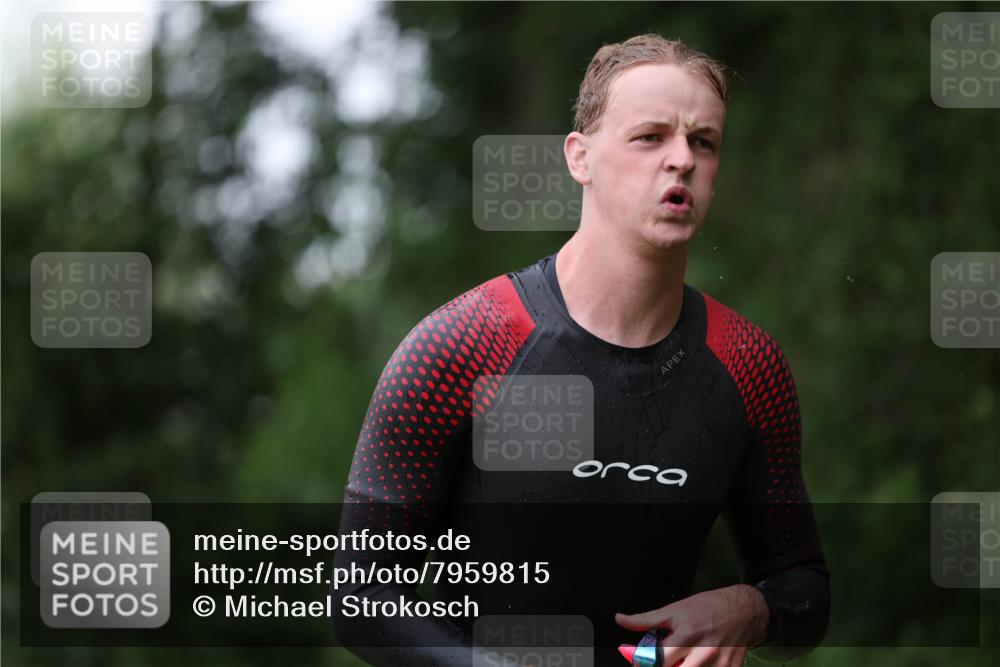 15.06.2025 - 7 Türme Triathlon Michael Strokosch http://msf.ph/oto/7959815 15.06.2025 12:10:21 Schwimmen 374, 410, 571 meine-sportfotos.de