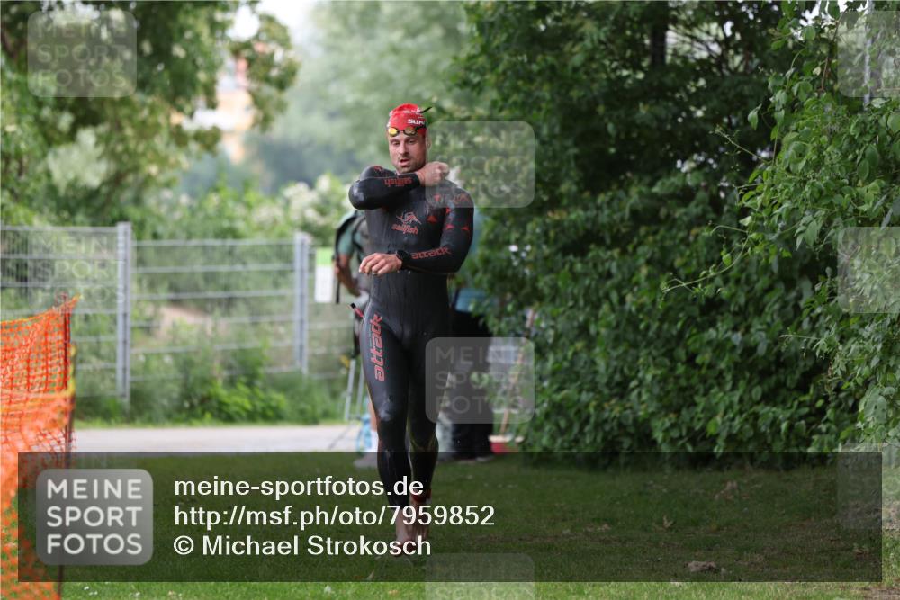 15.06.2025 - 7 Türme Triathlon Michael Strokosch http://msf.ph/oto/7959852 15.06.2025 12:10:45 Schwimmen 392, 399 meine-sportfotos.de