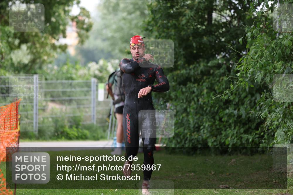 15.06.2025 - 7 Türme Triathlon Michael Strokosch http://msf.ph/oto/7959867 15.06.2025 12:10:46 Schwimmen 392, 399 meine-sportfotos.de