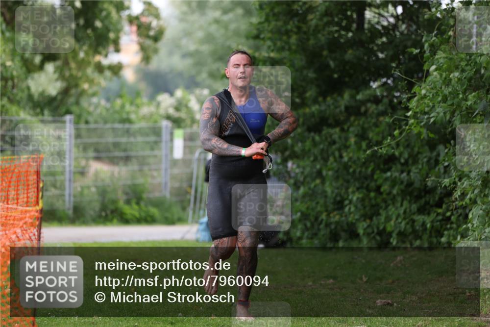 15.06.2025 - 7 Türme Triathlon Michael Strokosch http://msf.ph/oto/7960094 15.06.2025 12:11:08 Schwimmen 455, 611 meine-sportfotos.de