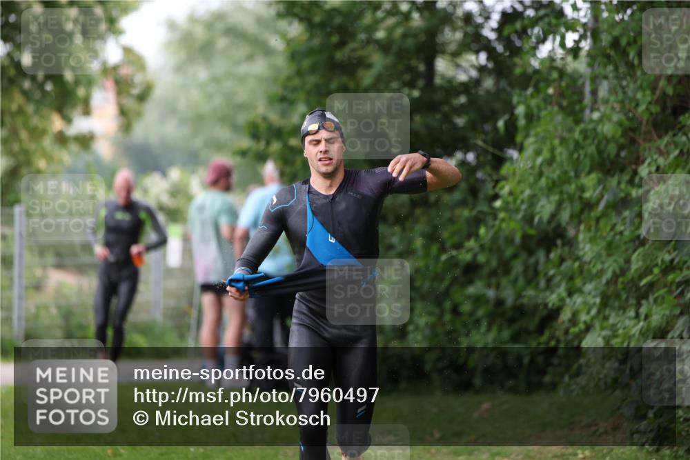 15.06.2025 - 7 Türme Triathlon Michael Strokosch http://msf.ph/oto/7960497 15.06.2025 12:11:35 Schwimmen 406, 475 meine-sportfotos.de