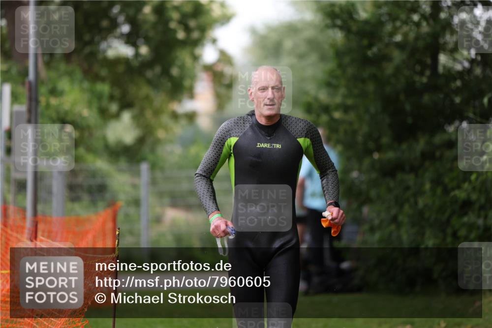 15.06.2025 - 7 Türme Triathlon Michael Strokosch http://msf.ph/oto/7960605 15.06.2025 12:11:42 Schwimmen 406, 475 meine-sportfotos.de