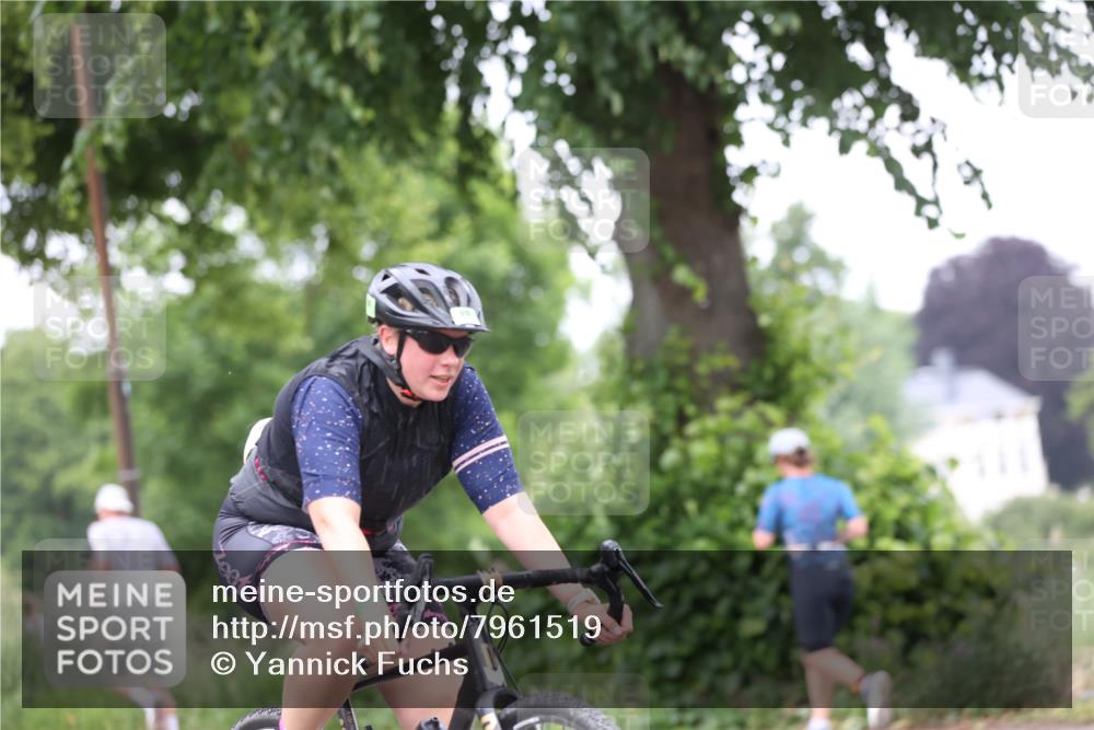 15.06.2025 - 7 Türme Triathlon Yannick Fuchs http://msf.ph/oto/7961519 15.06.2025 13:50:22 Radfahren 822, 839, 850, 866, 894, 960, 1099 meine-sportfotos.de
