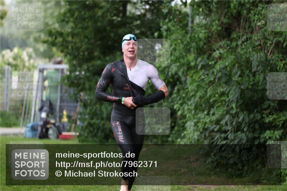 15.06.2025 - 7 Türme Triathlon Michael Strokosch http://msf.ph/oto/7962371 15.06.2025 12:14:36 Schwimmen 496, 498, 655 meine-sportfotos.de