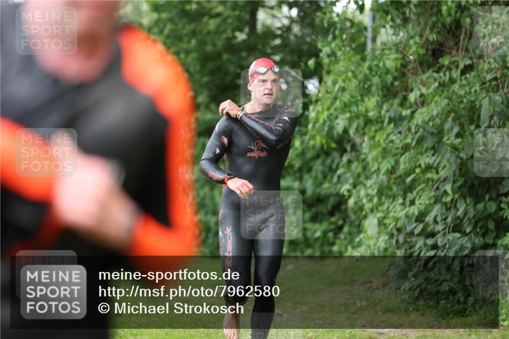 15.06.2025 - 7 Türme Triathlon Michael Strokosch http://msf.ph/oto/7962580 15.06.2025 12:14:54 Schwimmen 375, 448, 477, 504, 651, 655 meine-sportfotos.de