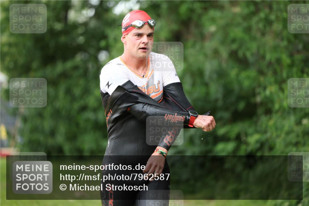 15.06.2025 - 7 Türme Triathlon Michael Strokosch http://msf.ph/oto/7962587 15.06.2025 12:14:56 Schwimmen 375, 448, 477, 504, 651, 655 meine-sportfotos.de