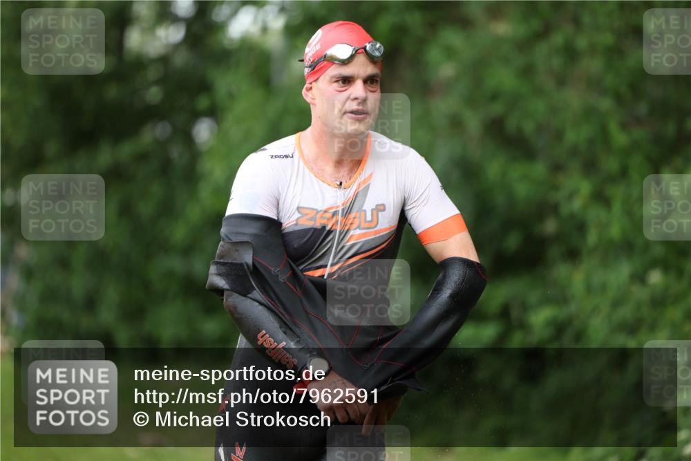 15.06.2025 - 7 Türme Triathlon Michael Strokosch http://msf.ph/oto/7962591 15.06.2025 12:14:56 Schwimmen 375, 448, 477, 504, 651, 655 meine-sportfotos.de