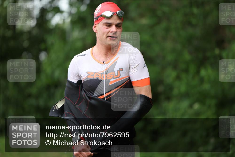 15.06.2025 - 7 Türme Triathlon Michael Strokosch http://msf.ph/oto/7962595 15.06.2025 12:14:56 Schwimmen 375, 448, 477, 504, 651, 655 meine-sportfotos.de