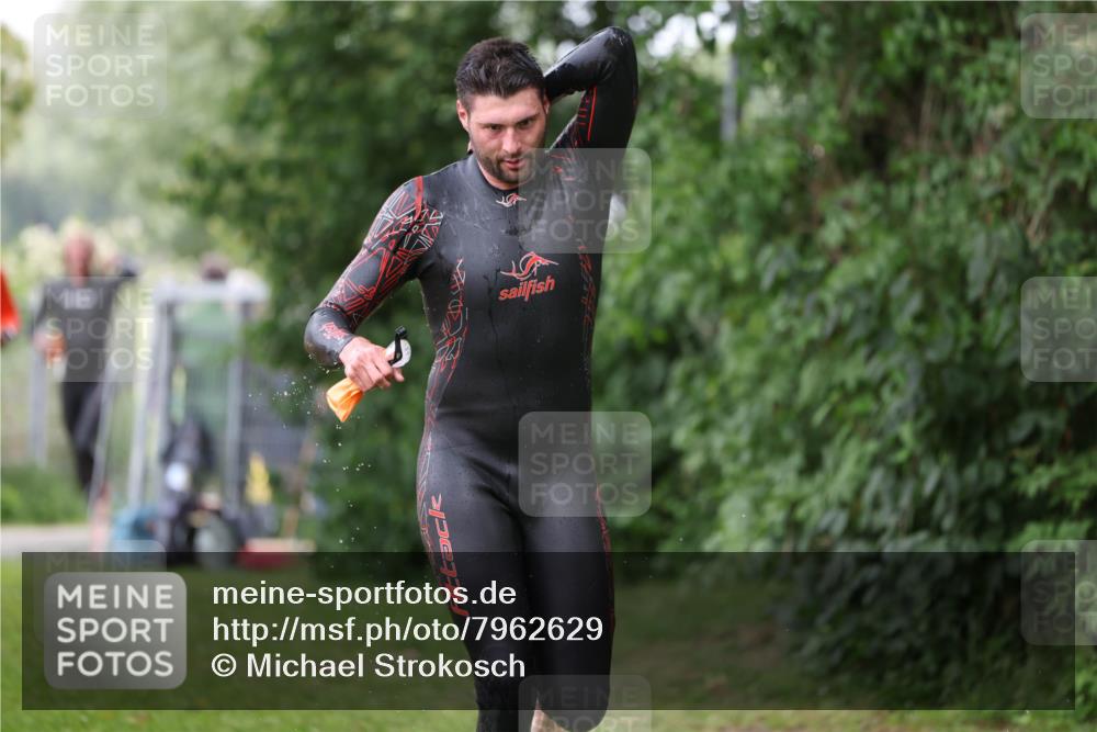 15.06.2025 - 7 Türme Triathlon Michael Strokosch http://msf.ph/oto/7962629 15.06.2025 12:14:58 Schwimmen 375, 448, 477, 504, 651, 655 meine-sportfotos.de